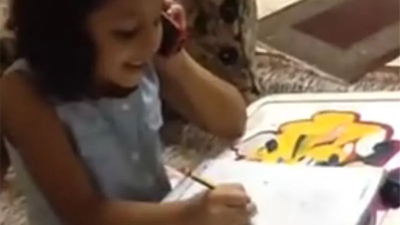 جيل العجائب.. مغنية في كي جي 2 .. طفلة تغني يا بتاع النعناع يا منعنع أثناء حل الواجب