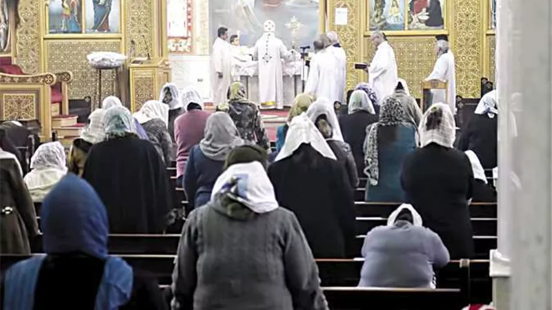 «جواكت وجونلات» طويلة للنساء قبل القداسات فى إبراشية أسيوط