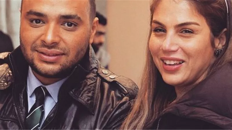 شاهد| تسريب صورة لرامي صبري أثناء ترحيله لسجن المزرعة.. ونشطاء «مين ده!!»