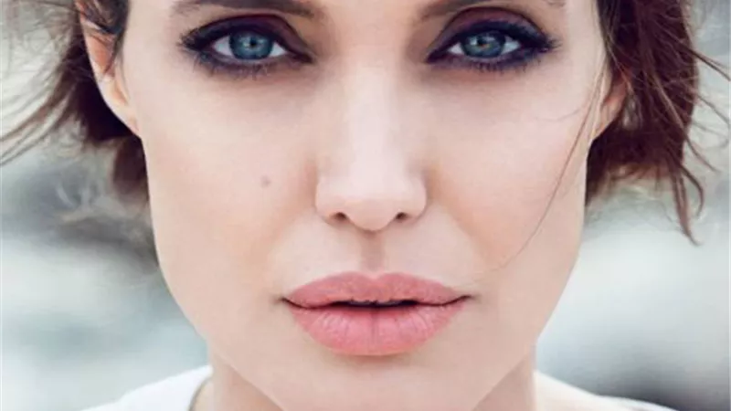 أنجلينا جولي تشعل مواقع التواصل بصور جمعتها وبراد بيت... لهذا السبب اتصلت به مجدداً