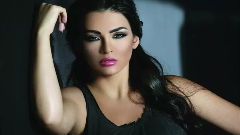شاهد| قمر تشعل مواقع التواصل بالروج الأحمر في جلسة تصوير جديدة