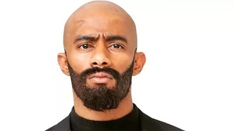 شاهد| محمد رمضان على طريقة الهضبة «الأسطورة مع فريق العمل»
