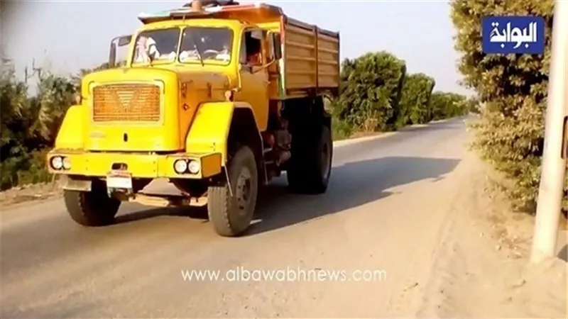 شاهد| طريق الموت.. ادفع حياتك ثمنًا للعبور بإحدى القرى