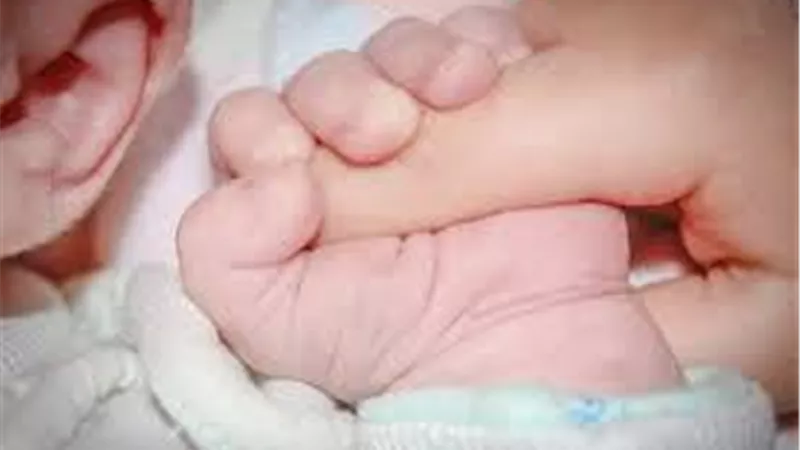 هل عليك إجبار ضيوفك على غسل يديهم قبل لمس مولودك الجديد؟