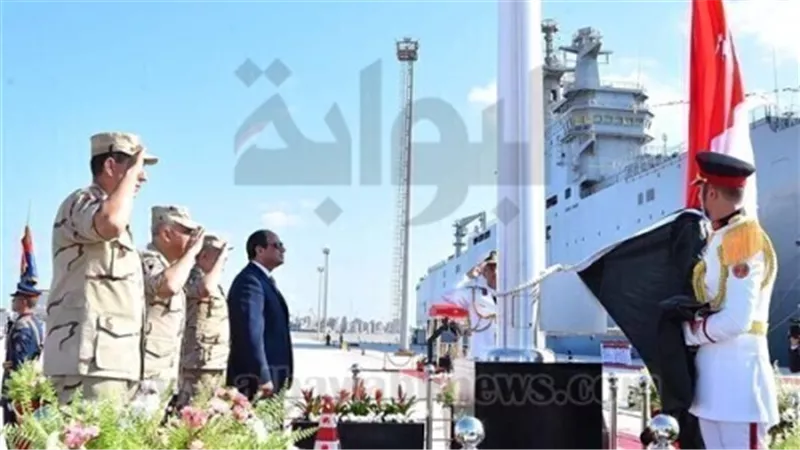 بالصور| السيسي يلتقي وحوش البحر في عيدهم الـ50