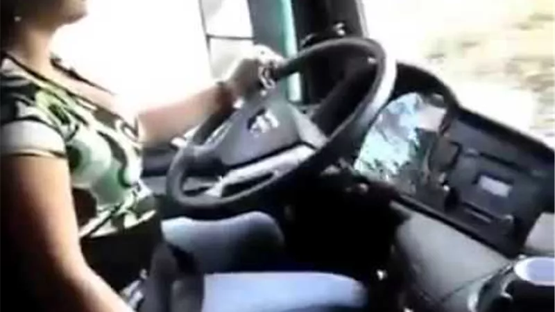بالفيديو امراءة تقود سيارة بالعكس وتعمل حادثة