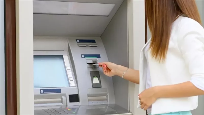   حدود السحب اليومي الجديدة بـ البنوك  وماكينات ATM وإنستاباي ورسوم الاستعلام  بعد قرارات البنك المركزي الأخيرة هتحسب ويتخصم منك كام ؟
