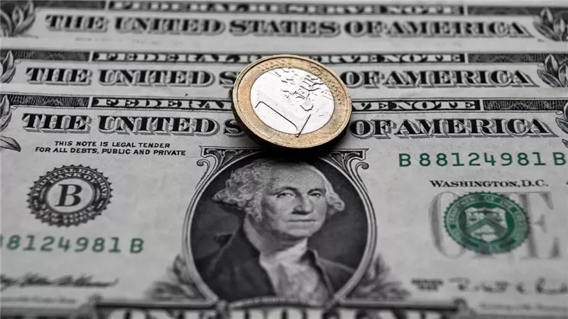 سعر الدولار في البنوك الحكومية والخاصة بعد ارتفاعه في السوق السوداء 