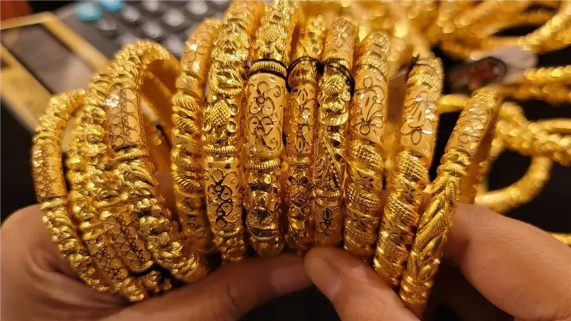 الجرام بكام دلوقتى ...  تراجع أسعار الذهب وسط انخفاض الطلب  فى ثاني أيام العيد