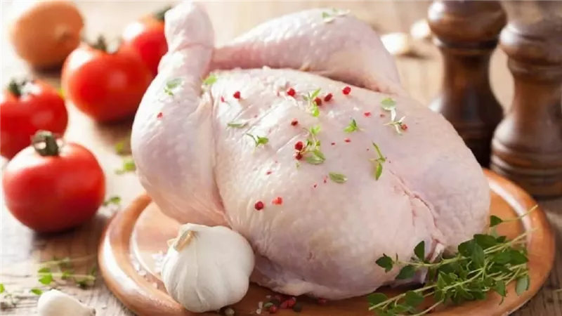 اكبر غلط غسل الدجاج قبل طهيه بالماء لانه يسبب مخاطر صحية عديدة وكمان بينشر البكتيريا في مطبخك