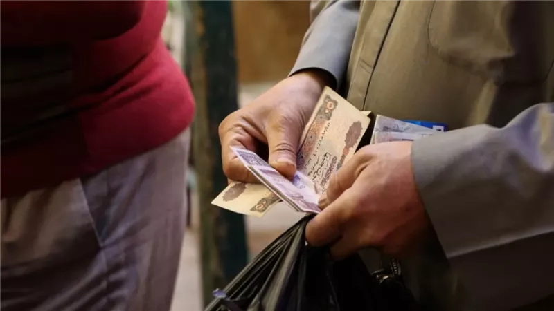 ماذا ينتظر الملايين  يوم 28 ديسمبر هل يصل الحد الأدنى للأجور إلى 6000 جنيه لأصحاب المعاشات؟ .. وهذا مصير العلاوات الخمس