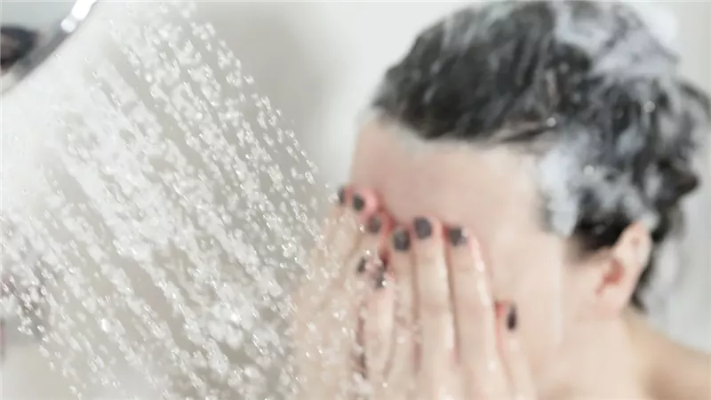 خطر مميت و٣ اضرار فى منتهى الخطورة ...لن تتوقع ما سيحدث لك عند الإفراط فى الاستحمام بماء ساخن