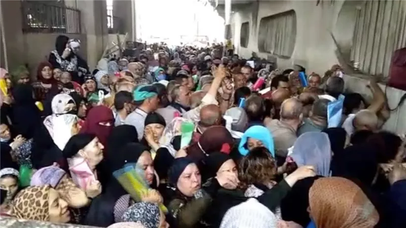 طوابير علي بنوك مصر : فرصة لن تتكرر البنوك توفر إصدار حسابات توفير وجارية وتقدم البطاقات الائتمانية مجاناً حتي هذا الموعد 