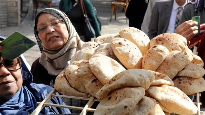 بعد رفع سعر السولار .. مصدر يفجر مفاجأة مدوية بشأن مصير سعر رغيف الخبز المدعم