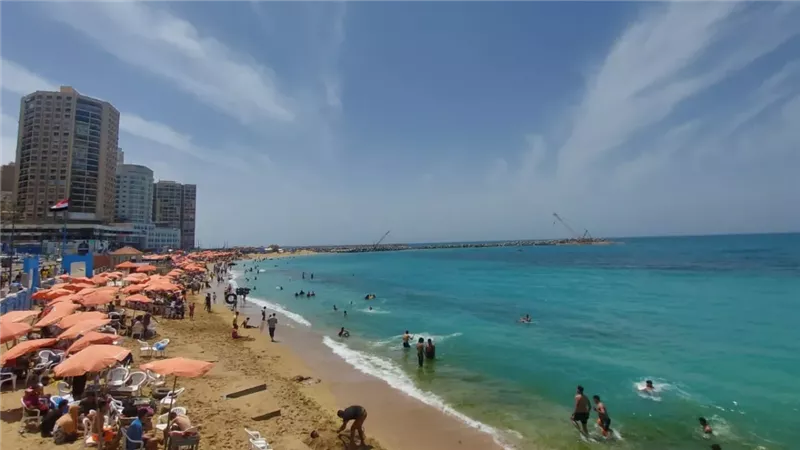محافظة الإسكندرية تعلن موعد إعادة فتح شواطئها .. غدا السبت مع منتصف النهار