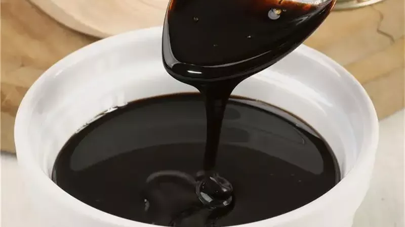 فوائد مذهلة.. ماذا يحدث لجسمك عند تناول ملعقة عسل أسود على الريق يوميا؟