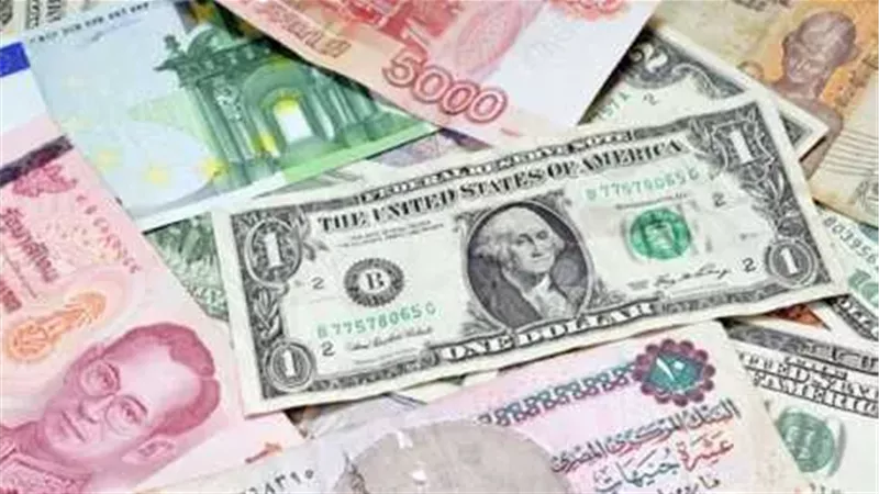 صراع العملات في السوق السوداء: الدولار يُشعل الجدل والريال السعودي يسجل رقماً قياسياً وهذا سعر الدينار الكويتي الان !