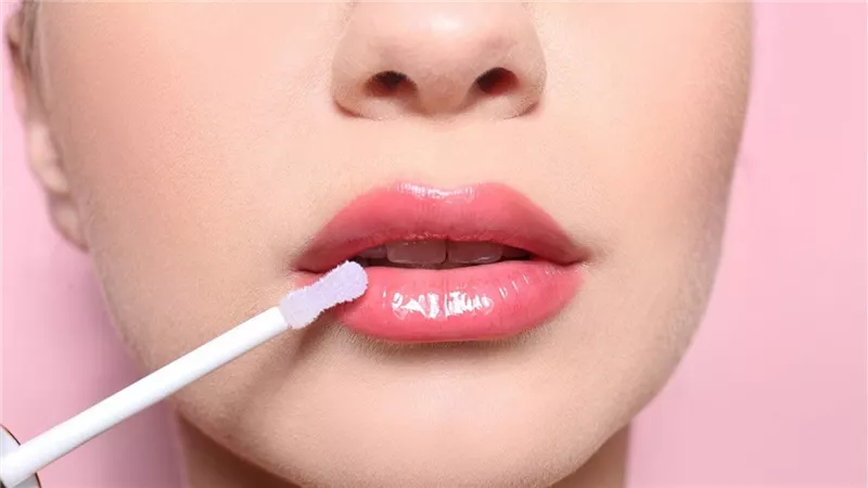 عشان ضحكتك تنور... 5 وصفات طبيعية لتفتيح وتوريد الشفاه الداكنة في المنزل