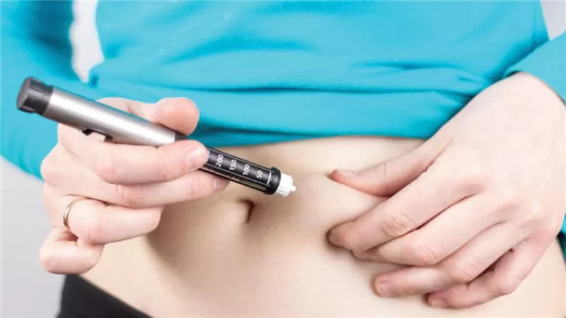 أعراض الإصابة بالكبد الدهني والمضاعفات المترتبة عليه والعلاج المناسب
