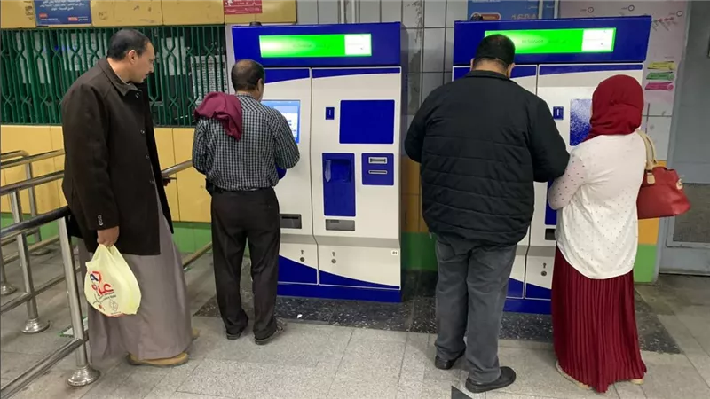 حقيقة اختلاف سعرها عن الشباك .. خطوات شراء تذاكر المترو بماكينات TVM