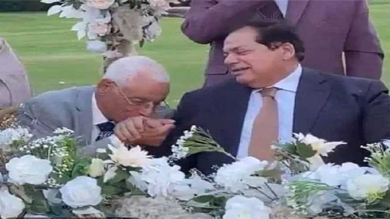خالد منتصر يفتح النار على حسام موافي بعد تقبيل يد أبو العينين 