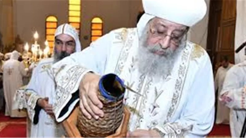 تفاصيل طقس إيداع الخميرة المقدسة للميرون الجديد بدير الانبا بيشوى 