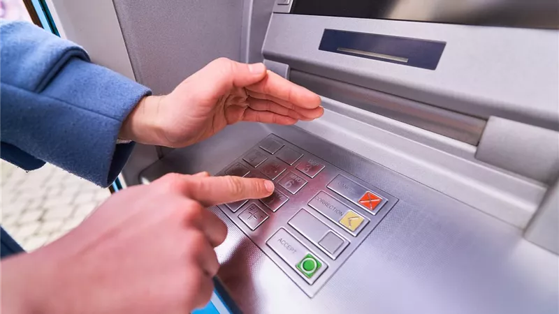 قرار جديد من البنك المركزي بشأن ماكينات الصراف الآلي خارج وداخل البنوك