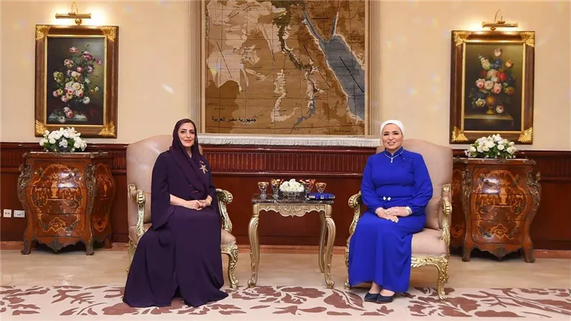 سر ظهور السيدة انتصار السيسي مع حرم سلطان عمان وفرحة في الاستقبال