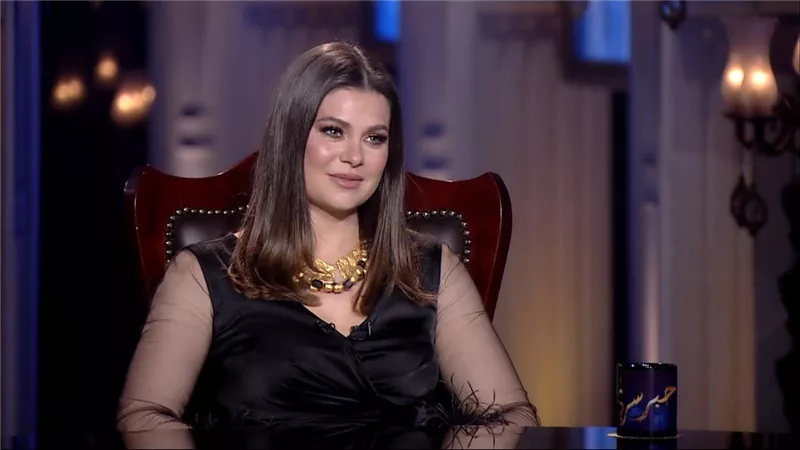 الموت يلاحق نجوم الفن ويفجع يسرا اللوزي وزملائها يواسونها في الفقيدة
