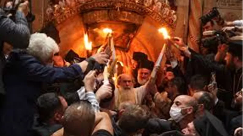  عاجل النور المقدس في طريقه الى قداسة البابا تواضروس الثاني