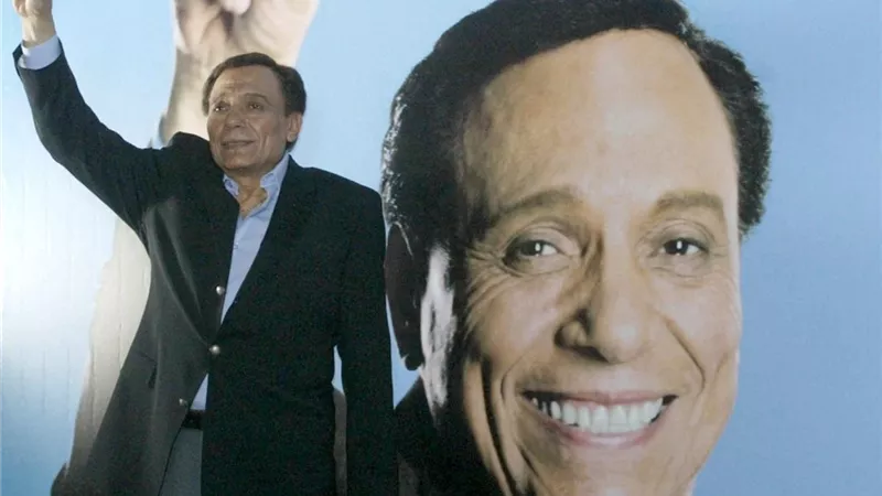 محمد عادل إمام يفجر مفاجأة مدوية بشأن عودة الزعيم إلى الساحة الفنية 