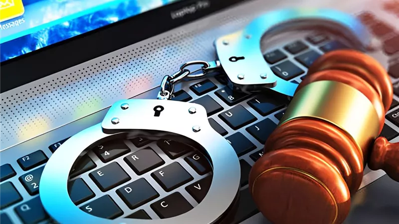 الداخلية تعلن القبض علي ادمن ينشر اخبار مزيفة عن الذهب والدولار 