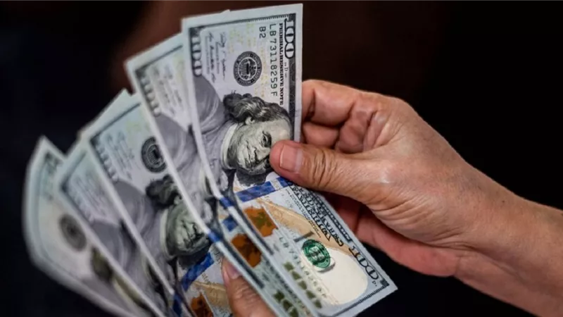 البنك المركزي يعلن سعر صرف الدولار للبيع والشراء وهذا سعره في البنوك 