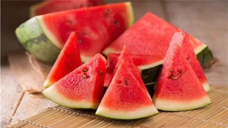 لن تتوقع ما سيحدث لجسمك بعد أكل البطيخ إذا كنت مريض بضغط الدم