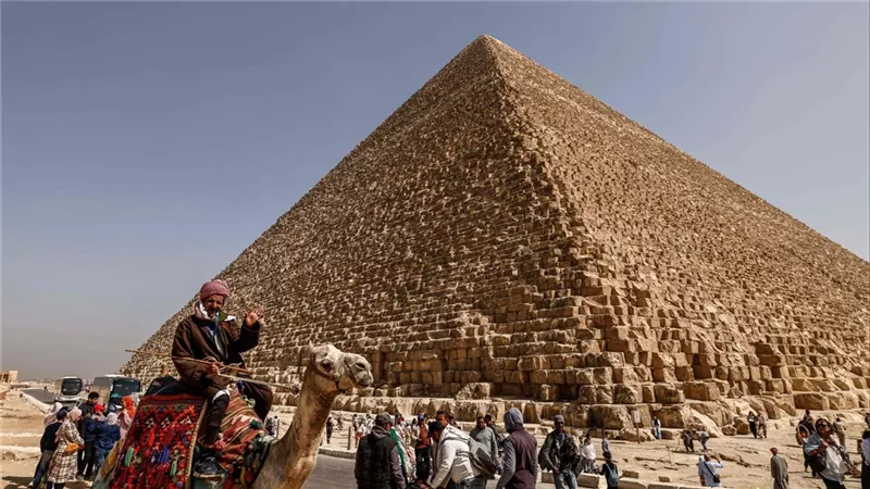 اكتشاف يحل لغز فرعوني قديم أمام الهرم الأكبر والعلماء في حالة اندهاش