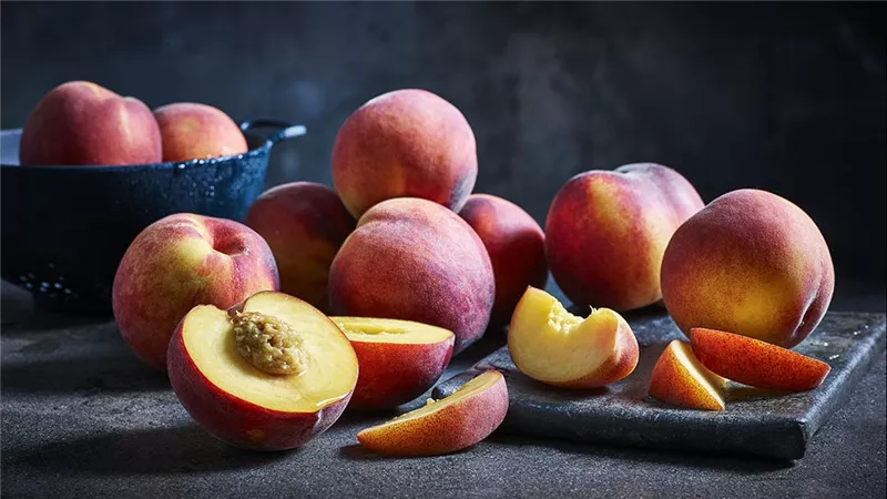 الخوخ لن تتوقع ما سيحدث لجسمك بعد تناولها وخاصتا صحة الكبد