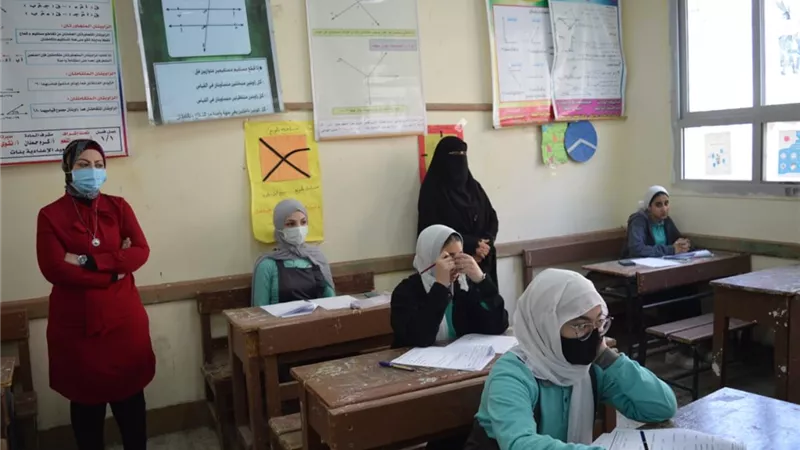 قبل البدء بساعات قرار حاسم من التعليم بشأن أسئلة امتحانات الشهادة الإعدادية المعقدة