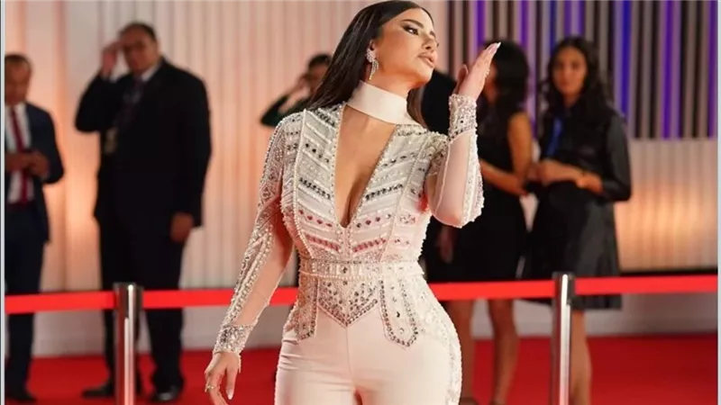 التايجر هياكل منك حتة .. هدى الإتربي تظهر أمام البحر بأنوثة طاغية بفستان مثير جننت متابعيها
