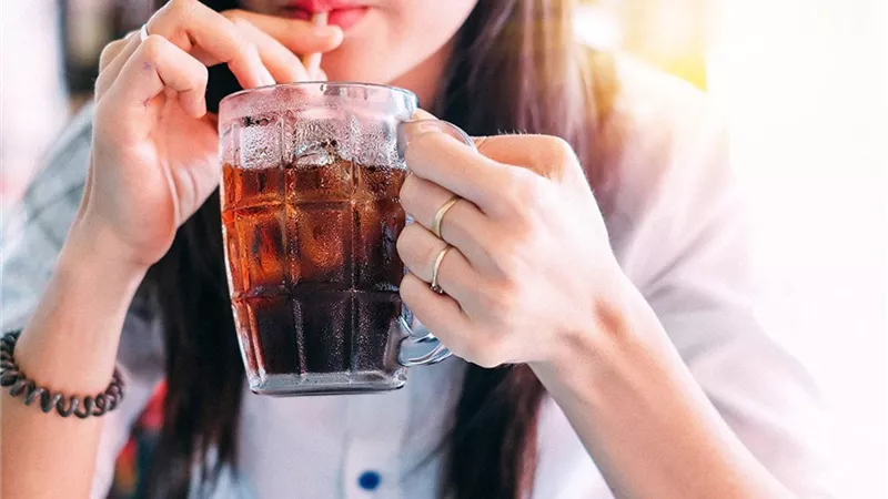مشروب يعشقه الملايين وهم لا يعلمون أنه سبب رئيسي فى الإصابة بالسكتة الدماغية ويدمر الكلى