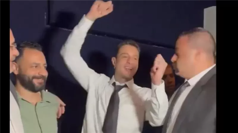 أحمد الفيشاوي سكران في العرض الخاص لفيلمه الجديد والفيديو ينتشر