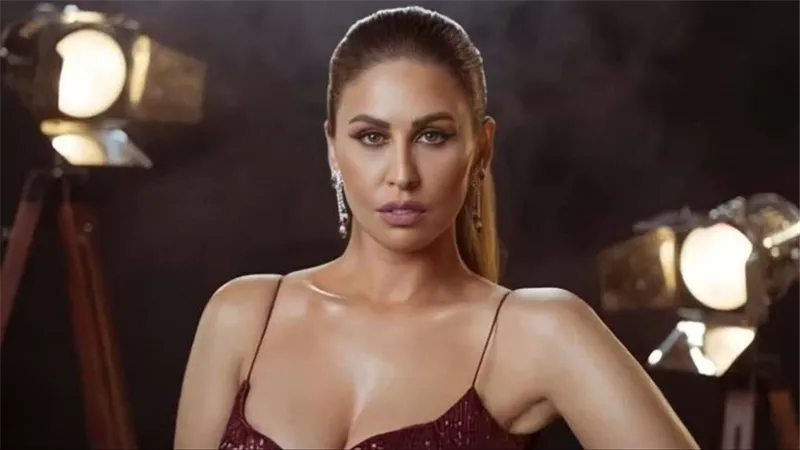 مي سليم تتعرض لحادث بشع والسائق يهرب ويتركها في الشارع