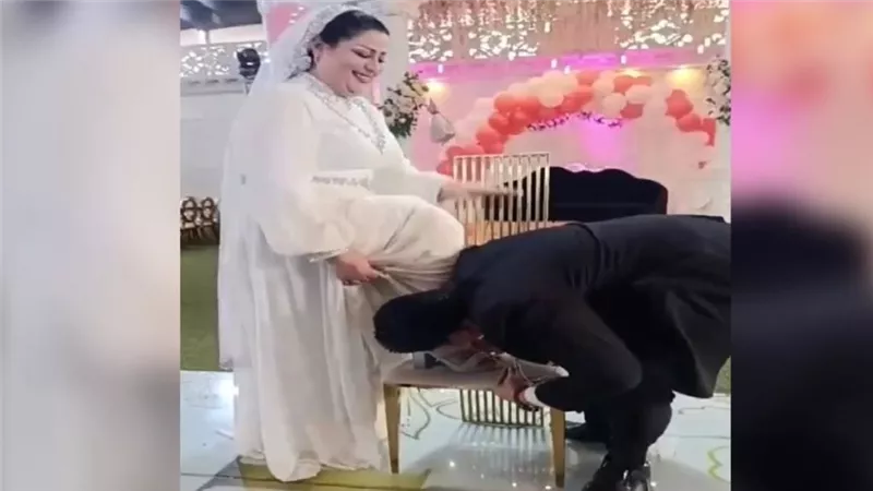 مصري يقبّل قدم عروسه حفل زفاف يشهد واقعة غير تقليدية أثارت جدلا واسعا على السوشيال ميديا