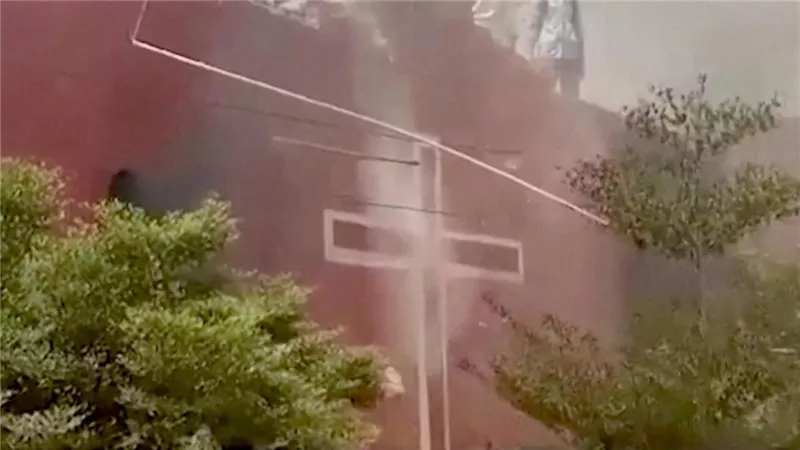 فتنة طائفية واحداث بشعة بباكستان بعد اتهام مسيحى بتدنيس المصحف حرقوا بيته واعتدوا عليه
