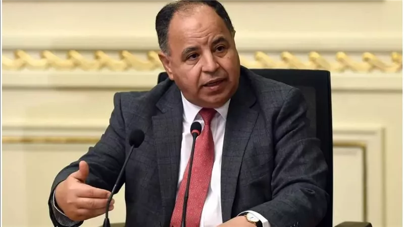 كيف علق وزير المالية علي تخفيف أحمال الكهرباء عقب حديث الرئيس السيسي أمس ؟ 