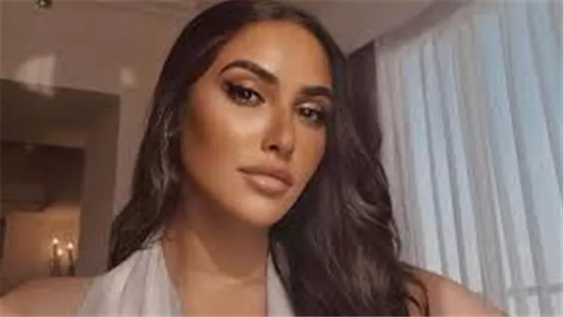 آية سماحة تظهر في مظهر يخطف الأنظار بفستان مكشوف وتاتو