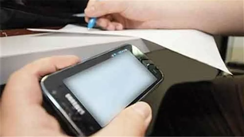 صور امتحان الدبلومات الفنية على صفحات الغش أثناء سير اللجنة والوزارة تعلق