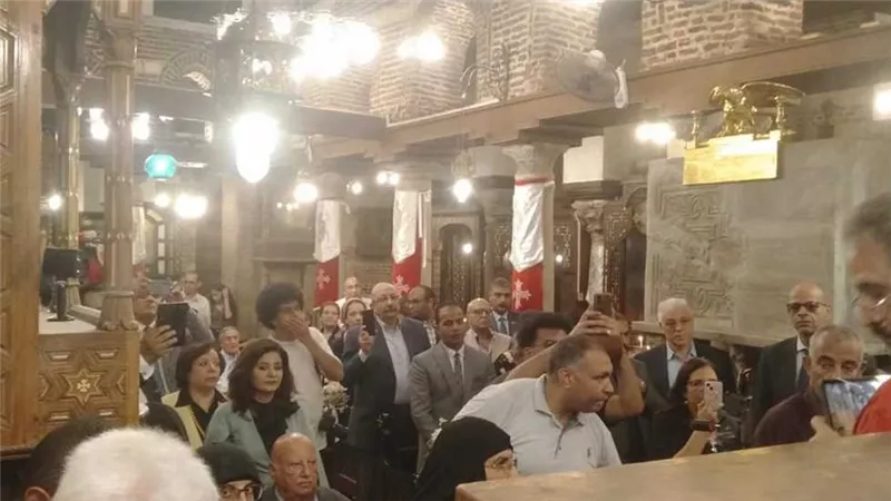 الآلاف يتوجهون منذ قليل إلى كنيسة العذراء مريم بحارة زويلة ماذا يحدث هناك
