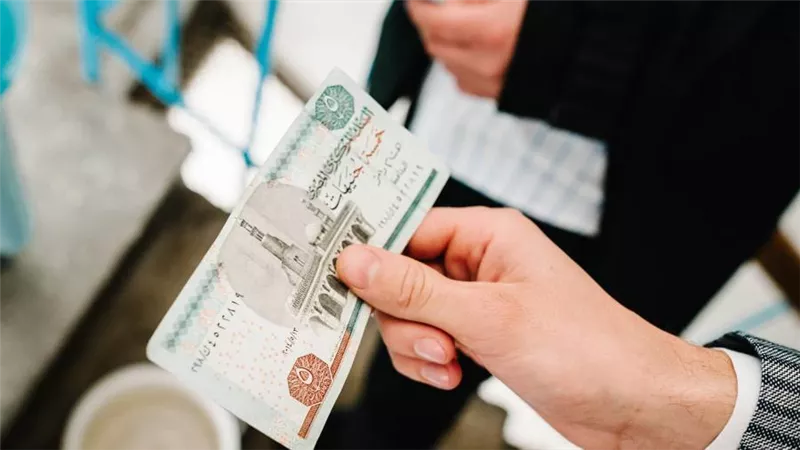 كيفية استبدال النقود المتهالكة من البنوك عقب تداول الخمسة جنيه المغسولة 