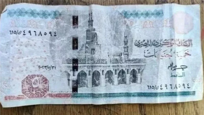 هل مزورة؟ .. انتشار الخمسة جنيه المغسولة يثير الجدل بين المصريين 