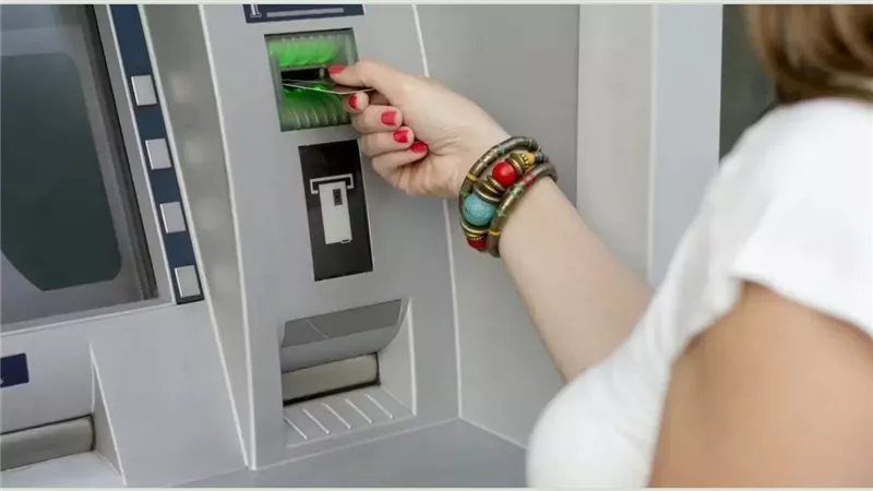 فلوسك هتتحجز.. هام لأصحاب المعاشات مشاكل احذرها أثناء سحب المعاش من الـ ATM